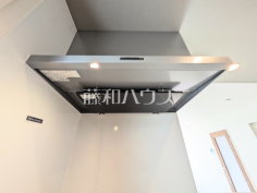 1号棟　レンジフード　【八王子市長沼町】 お手入れのしやすいレンジフードは見た目もスッキリしていて、料理時の油煙やニオイを効率的に外に出せます。 
