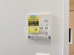 浴室換気乾燥機スイッチ　【小平市小川町１丁目】浴室は換気・乾燥・暖房機付きで、入浴前も入浴後も快適です。