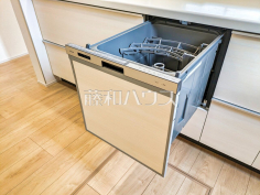 食器洗浄乾燥機 食後の片付けもラクに、毎日の家事を時短できるようキッチンに食洗機を内蔵しました。 