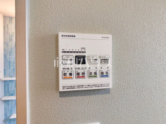 24時間換気システム 24時間換気システムにより、花粉・PM2.5などの微小粒子物質の侵入を防ぎ、快適な室内を保ちます。
