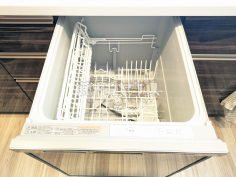 食器洗浄乾燥機食洗機は水仕事を軽減するとともに、手洗いに比べ節水効果も期待できます。