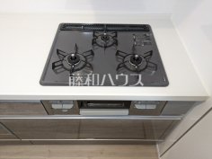3口ガラストップコンロ　【昭島市昭和町３丁目】フラットな表面で汚れも拭きとりやすく、お掃除が簡単な3口ガラストップコンロ