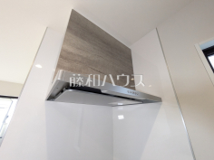 レンジフード　【昭島市昭和町３丁目】お手入れのしやすいレンジフードは見た目もスッキリしていて、料理時の油煙やニオイを効率的に外に出せます。