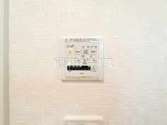 24時間換気システム 24時間換気システムにより、花粉・PM2.5などの微小粒子物質の侵入を防ぎ、快適な室内を保ちます。 
