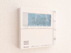 給湯機リモコンすぐに手の届くところに給湯機リモコンがあるため、浴室へ行かずとも追い焚きや自動のお湯張りができて家事効率がアップいたします！
