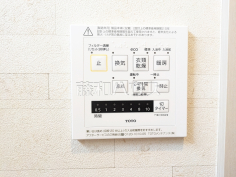 浴室換気乾燥機スイッチ　【八王子市中野町】 換気機能によってバスルーム内のカビの発生を抑制できます。夜間や雨天時の洗濯物の乾燥に便利な乾燥機能も装備。 