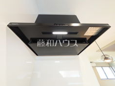 レンジフード　【八王子市中野町】お手入れのしやすいレンジフードは見た目もスッキリしていて、料理時の油煙やニオイを効率的に外に出せます。　