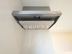 2号棟　レンジフード　【朝霞市溝沼２丁目】 お手入れのしやすいレンジフードは見た目もスッキリしていて、料理時の油煙やニオイを効率的に外に出せます。 