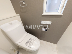 温水洗浄便機能付きトイレ　【志木市中宗岡２丁目】温水洗浄便機能付きトイレで清潔にご使用いただけます。 