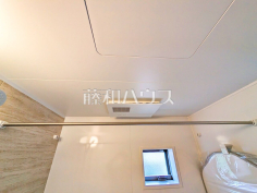 浴室乾燥機(浴室内上部)　【日野市大坂上４丁目】雨の日の強い味方！浴室換気乾燥機付きユニットバスで洗濯物が乾かせます。 
