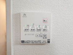 1号棟　浴室換気乾燥機リモコン　【世田谷区喜多見３丁目】浴室換気乾燥機は梅雨の時期等、なかなか乾かない洗濯物を干すのに役立ちます！
