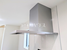 ３号棟　レンジフード　【杉並区下井草２丁目】お手入れのしやすいレンジフードは見た目もスッキリしていて、料理時の油煙やニオイを効率的に外に出せます。