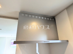 レンジフード　【武蔵野市境南町３丁目】お手入れのしやすいレンジフードは見た目もスッキリしていて、料理時の油煙やニオイを効率的に外に出せます。