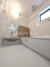 1号棟　ランドリーパイプ付き浴室　【府中市本宿町４丁目】
浴室はランドリーパイプ付きで、雨の日もお洗濯物を干せて便利です。　