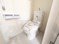 1号棟　温水洗浄機能付きトイレ【府中市本宿町４丁目】
温水洗浄機能付きトイレで清潔にご使用いただけます。　