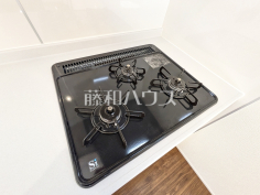 1号棟　コンロ・グリル　【府中市本宿町４丁目】
フラットな表面で汚れも拭きとりやすく、お掃除が簡単な3口ガラストップコンロ　