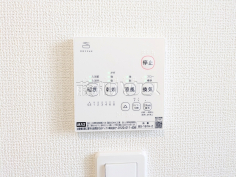 浴室換気乾燥機（換気、涼風、暖房）　【東村山市久米川町１丁目】 雨の日でも洗濯物が乾かせる浴室換気乾燥機。換気・乾燥・暖房・涼風機能と1台多役の優れものです！ 