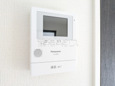 2号棟　TVモニター付きインターホン　【日野市南平５丁目】防犯に役立つTVモニター付インターフォン。TVモニター付きのため訪問者がひと目で分かります。 
