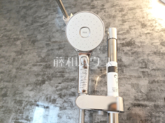 2号棟　シャワーヘッド　【日野市南平５丁目】スイッチ付シャワーヘッド浴室のシャワーは手元で止水ができるスイッチ付シャワーヘッドにより、さらに節水効果がアップします。 
