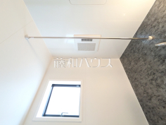 2号棟　浴室乾燥機　【日野市南平５丁目】花粉症の時期は外干しできない！そんなご家庭に便利な浴室換気乾燥機！また浴室換気乾燥機を使用すると浴室がジメジメしないので、お掃除が楽になるというメリットもございます。 　

