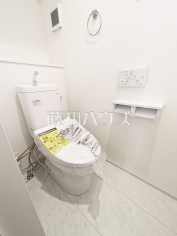 トイレ　【東村山市久米川町１丁目】温水洗浄便機能付きトイレで清潔にご使用いただけます。 