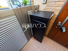 宅配ボックス　【練馬区大泉学園町２丁目】荷物の受け取り時間を気にせず外出できる宅配ボックス付き！　