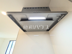 3号棟　レンジフード　【八王子市石川町】お手入れのしやすいレンジフードは見た目もスッキリしていて、料理時の油煙やニオイを効率的に外に出せます。