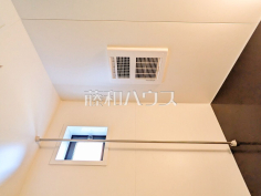 浴室乾燥機(浴室内上部) 雨の日の強い味方！浴室換気乾燥機付きユニットバスで洗濯物が乾かせます。 
