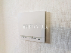 床暖房リモコン　【日野市落川】
リビングに床暖房があるので足元ぽかぽか、家族の集まる空間を暖めます。　