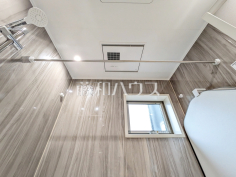 ランドリーパイプ付き浴室　【日野市落川】
浴室はランドリーパイプ付きで、雨の日もお洗濯物を干せて便利です。　