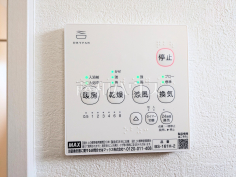 浴室換気乾燥機リモコン　【八王子市上柚木】換気機能によってバスルーム内のカビの発生を抑制できます。夜間や雨天時の洗濯物の乾燥に便利な乾燥機能も装備。
