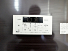 給湯リモコン　【狛江市西野川４丁目】
追焚き機能付きなので、生活時間の違う家族に便利です。　