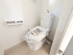 温水洗浄機能付きトイレ【狛江市西野川４丁目】
温水洗浄機能付きトイレで清潔にご使用いただけます。　