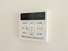 浴室給湯リモコン追焚き機能付きなので、生活時間の違う家族に便利です。 