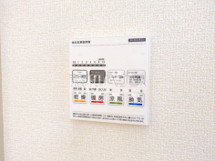 24時間換気システム 24時間換気システムにより、花粉・PM2.5などの微小粒子物質の侵入を防ぎ、快適な室内を保ちます。 

