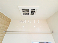 浴室乾燥機(浴室内上部)雨の日の強い味方！浴室換気乾燥機付きユニットバスで洗濯物が乾かせます。 
