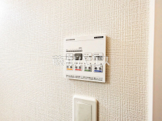 24時間換気システム 24時間換気システムにより、花粉・PM2.5などの微小粒子物質の侵入を防ぎ、快適な室内を保ちます。 

