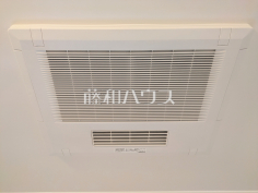 浴室換気乾燥機　【志木市中宗岡５丁目】 換気機能によってバスルーム内のカビの発生を抑制できます。夜間や雨天時の洗濯物の乾燥に便利な乾燥機能も装備。  