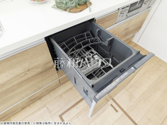 ２号棟　食洗機　【三鷹市大沢１丁目】食洗機は毎日の家事を軽減させてくれます。またワークトップも広々使え機能性も向上します。　