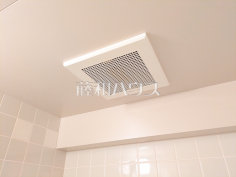 浴室換気乾燥　【ザ・ステイツ志木パークステージ】換気機能によってバスルーム内のカビの発生を抑制できます。夜間や雨天時の洗濯物の乾燥に便利な乾燥機能も装備。