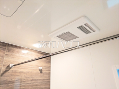 浴室換気乾燥機　【国分寺市東恋ヶ窪６丁目】 換気機能によってバスルーム内のカビの発生を抑制できます。夜間や雨天時の洗濯物の乾燥に便利な乾燥機能も装備。 