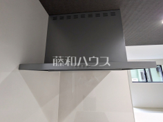 レンジフードお手入れのしやすいレンジフードは見た目もスッキリしていて、料理時の油煙やニオイを効率的に外に出せます。