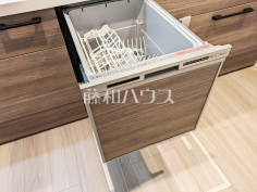 家事の時間を短縮するエコな食洗機　食器が出し入れしやすいスライドオープン式の食器洗浄乾燥機　