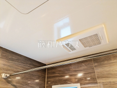 浴室換気乾燥機　【小金井市貫井南町１丁目】換気機能によってバスルーム内のカビの発生を抑制できます。夜間や雨天時の洗濯物の乾燥に便利な乾燥機能も装備。