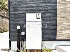 宅配ボックス　【日野市平山６丁目】
玄関には不在時でも荷物が受け取れる宅配ボックスがございます。帰りが遅くなりそうな時も受け取り時間の心配がなく、再配達の手間も省けるので便利です。　
