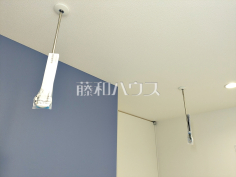 室内干ポール　【日野市平山６丁目】
天井には、室内干しができるようにポールが設置してあります。空間を上手に利用できて大変便利です。　