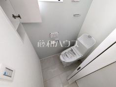 温水洗浄便機能付きトイレ　【日野市平山６丁目】
温水洗浄便機能付きトイレで清潔にご使用いただけます。　