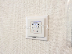 換気スイッチ　【所沢市大字松郷】
　24時間換気システムを利用すれば、真夏や真冬に毎日窓を開けて換気する必要がありません。快適な室温を保ちつつ、換気の手間を減らせます。