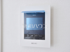 1号棟　TVモニター付きインターホン　【小平市花小金井南町３丁目】TVモニター付きインターホンのため訪問者がひと目で分かります。