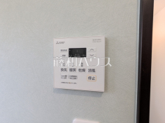 5号棟　浴室換気乾燥機（換気、涼風、暖房）　【三鷹市北野３丁目】 雨の日でも洗濯物が乾かせる浴室換気乾燥機。換気・乾燥・暖房・涼風機能と1台多役の優れものです！ 